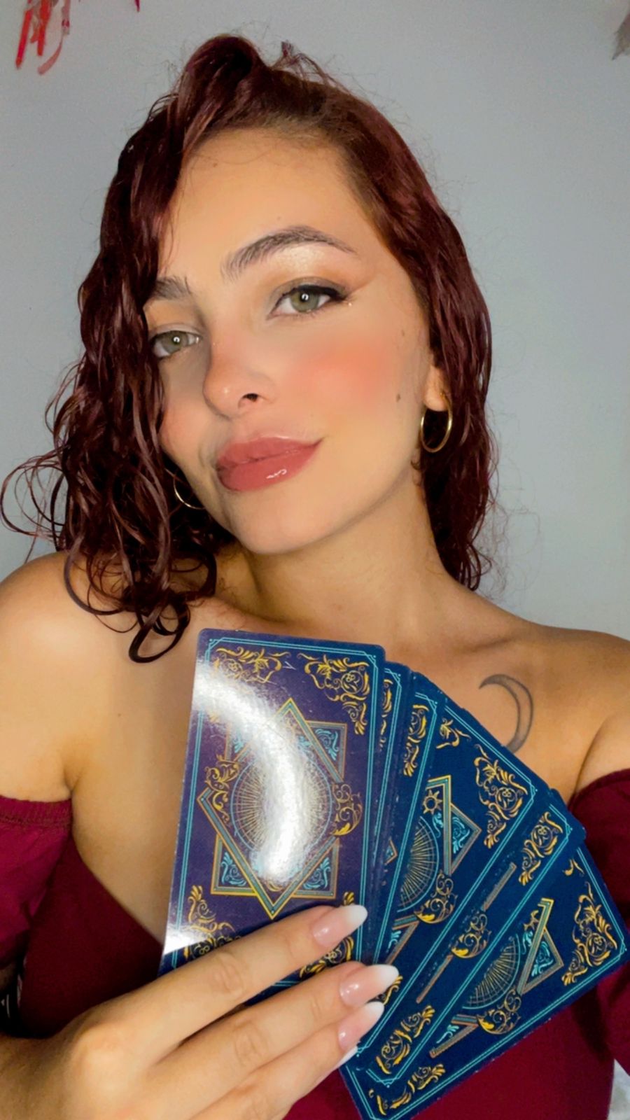 Kamilly apresentando as cartas do destino
